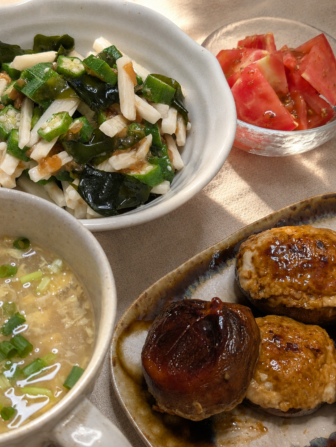 しいたけの肉詰め、オクラと長芋の和え物、ミニトマト、溶き卵のスープの一汁三菜
