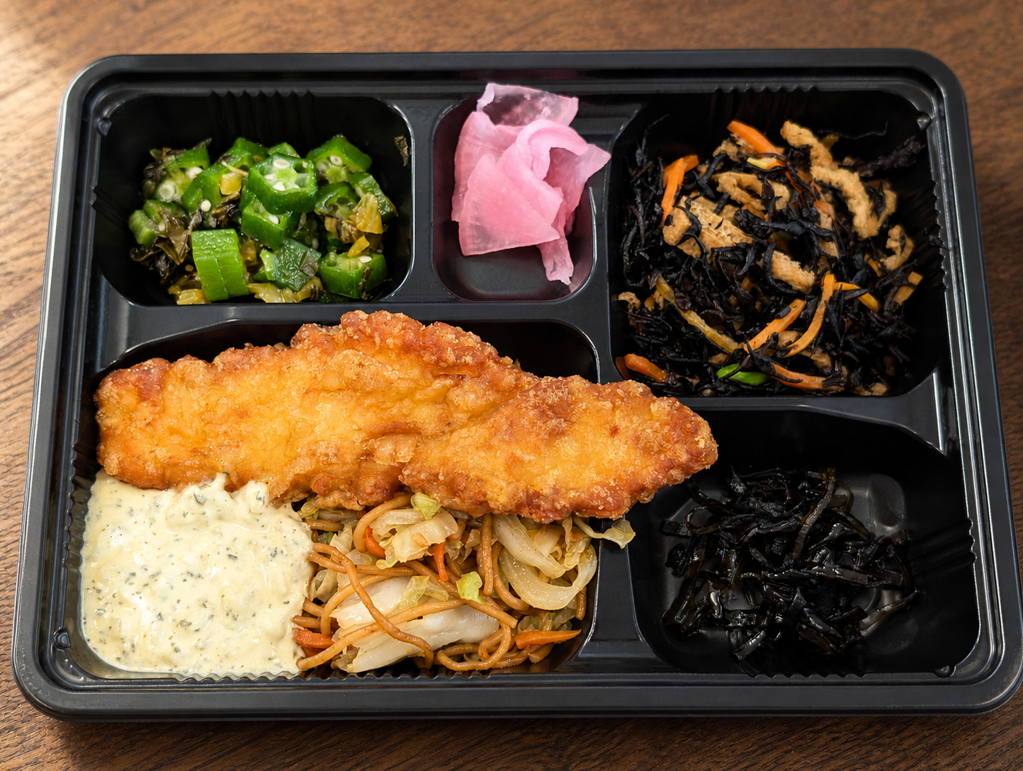 揚げ物とタルタルソース、ひじきやオクラが入った弁当