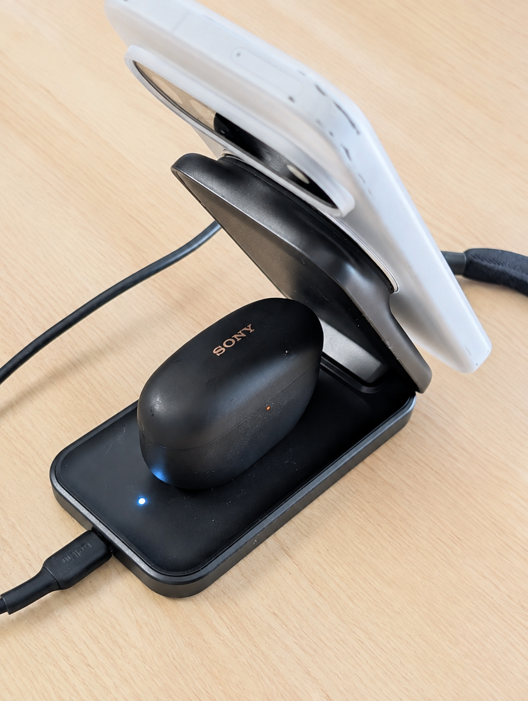 Belkin充電器のパッド部にSony WF-1000XM5のケースを置いて充電。上にはPixel
