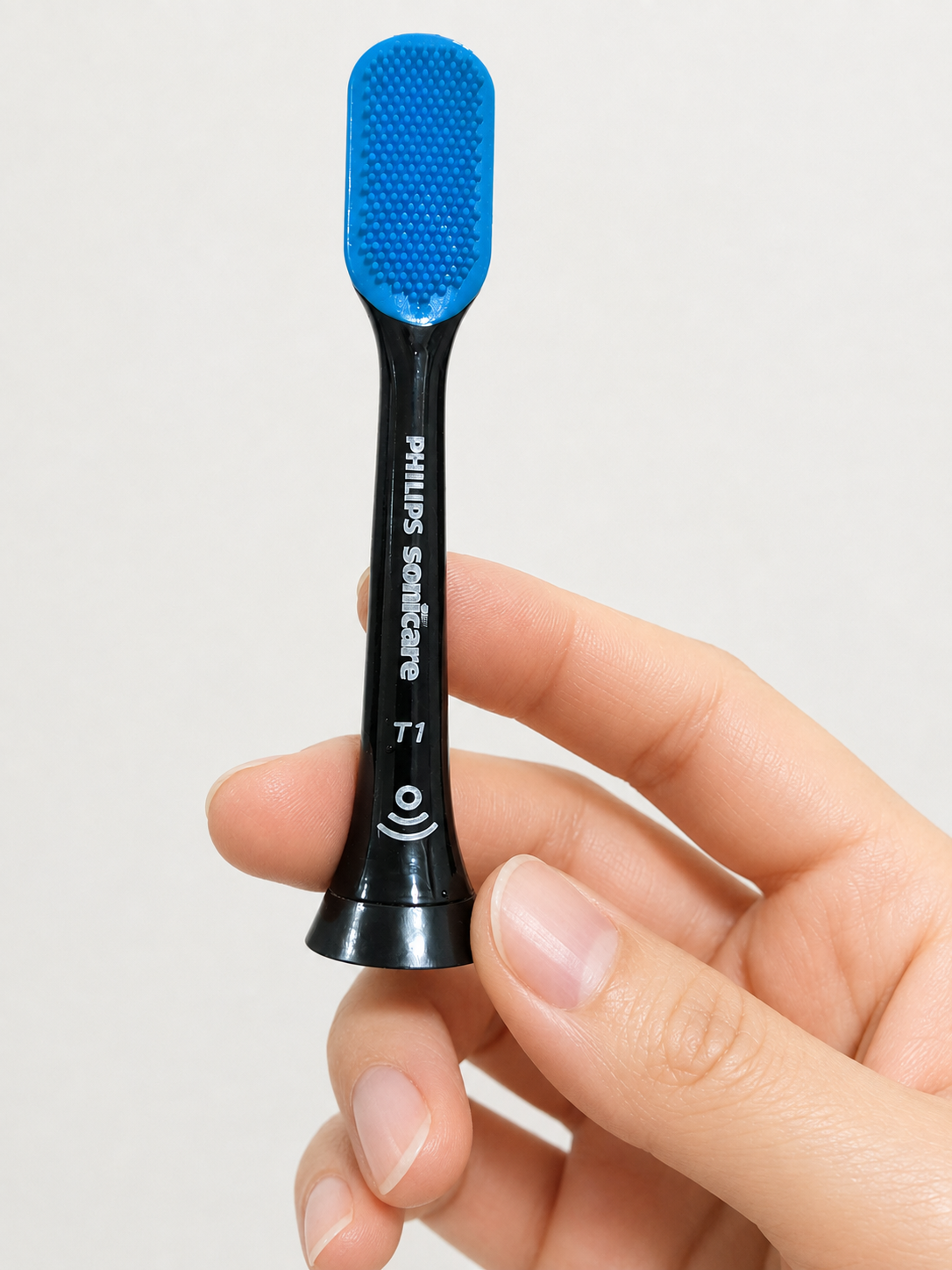 Philips Sonicare の替えブラシ T1 を手に持ったところ。ブラシ面は青いパッド状