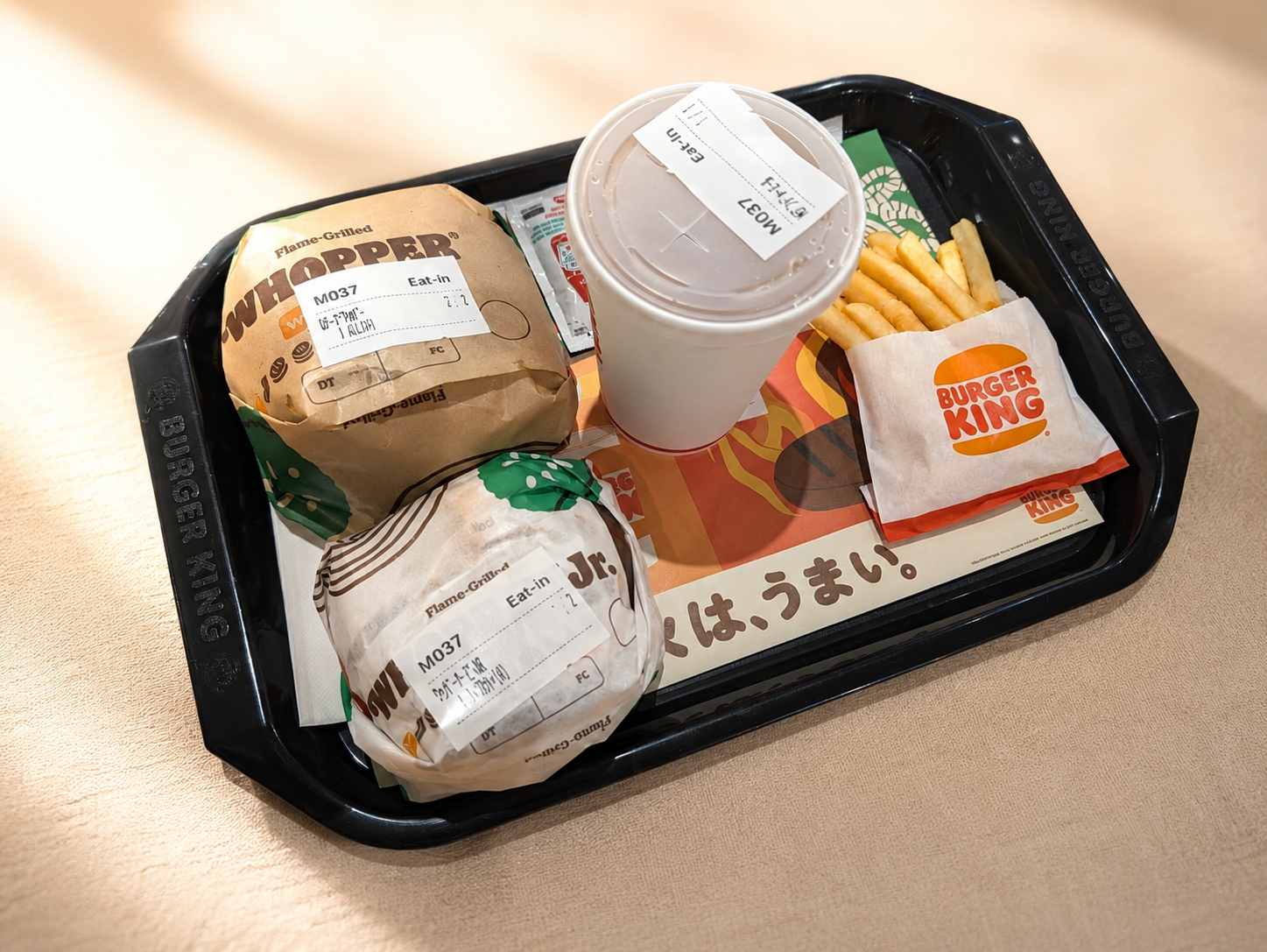 バーガーキングのトレーに載ったワッパーとワッパーJr.、ポテト、ドリンク
