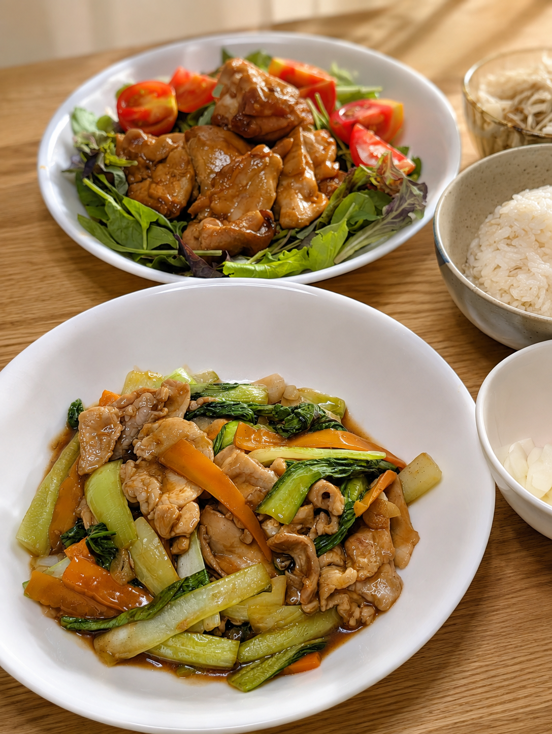 豚肉と青梗菜の炒め物、鶏肉とトマトのサラダ、ご飯