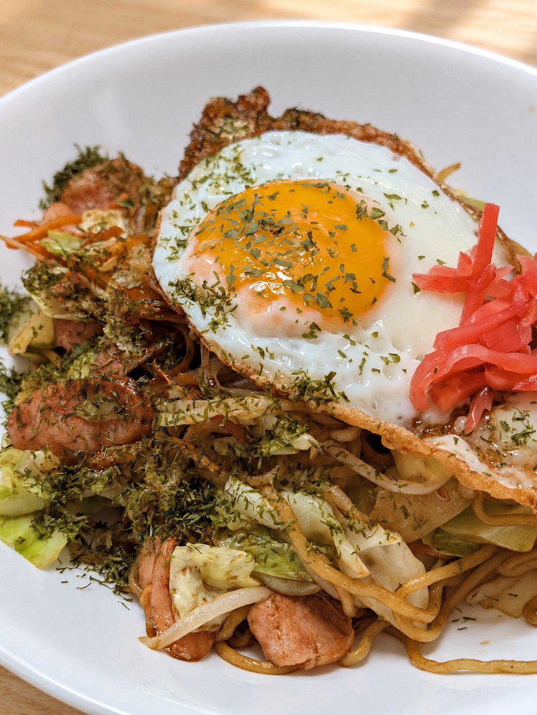 目玉焼きと紅しょうがをのせ、青のりをかけた焼きそば