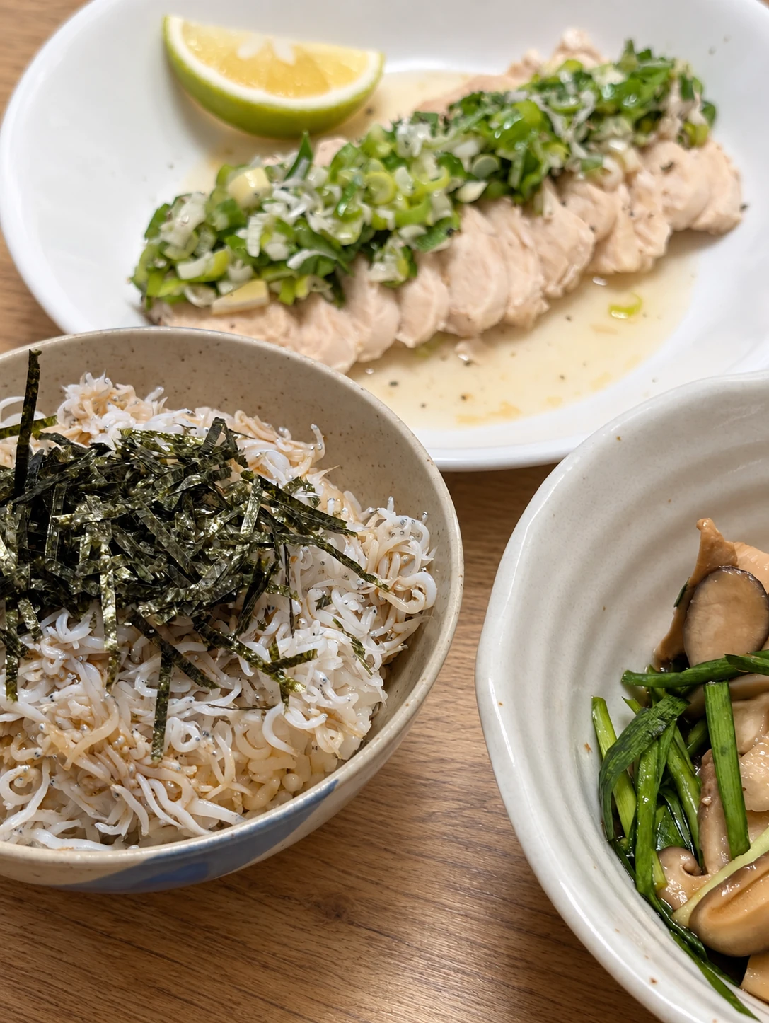シラスご飯、鶏レモンのネギ塩和え、前日の鶏ニラ和え(卓上と明るさはAIで加工)