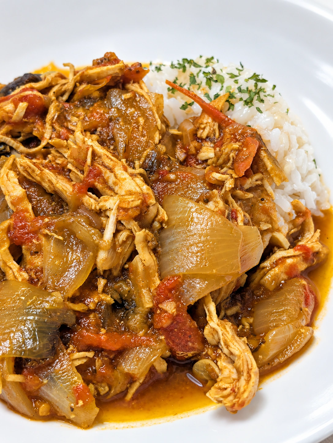 鶏むね肉を使った妻の手作り無水カレー(背景・光・細部をAIで加工)