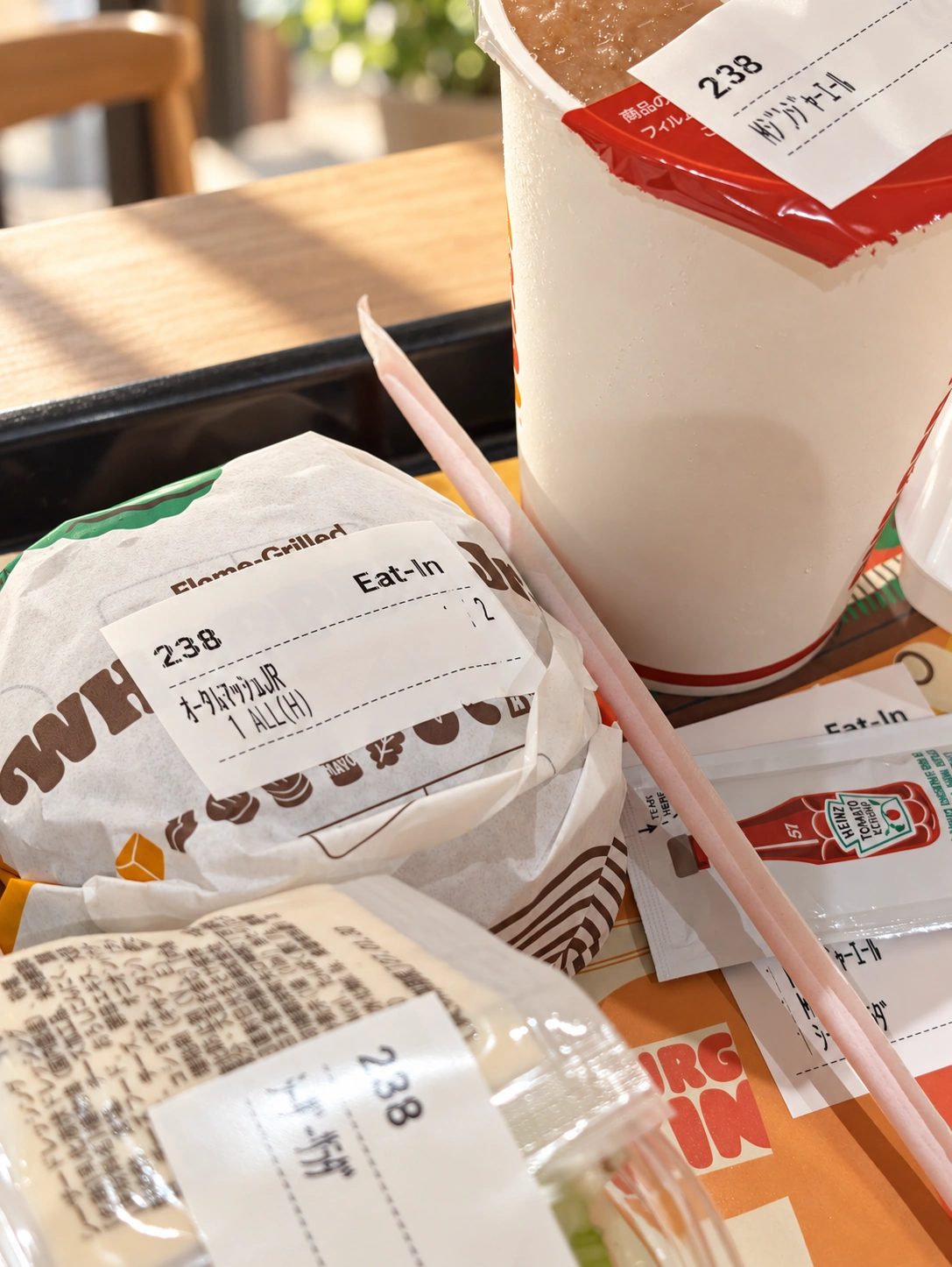 バーガーキングの包みとドリンク(背景・細部をAIで加工)