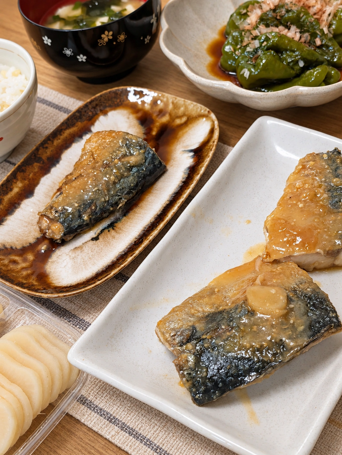 鯖の味噌煮とピーマンの煮浸し、白米、漬物の夕食